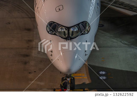 夜の羽田空港　駐機中の飛行機　東京都大田区 132622592