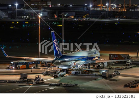 夜の羽田空港　駐機中の飛行機　東京都大田区 132622593