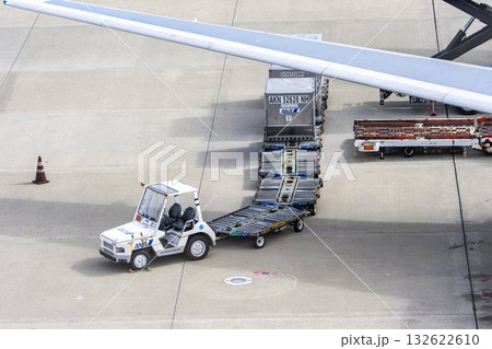 羽田空港の風景 トーイングトラクターとドーリー 東京都大田区 羽田空港の風景 トーイングトラクターとドーリー 東京都大田区 132622610