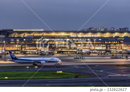 夜の羽田空港　トーイングトラクターと飛行機　東京都大田区 132622627