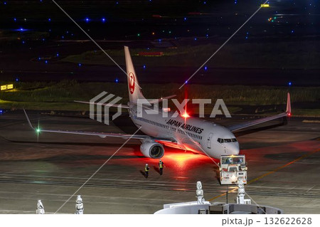 夜の羽田空港　トーイングトラクターと飛行機　東京都大田区 132622628