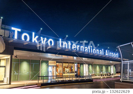 夜の羽田空港　第3ターミナルの夜景　展望デッキ　東京都大田区 132622629