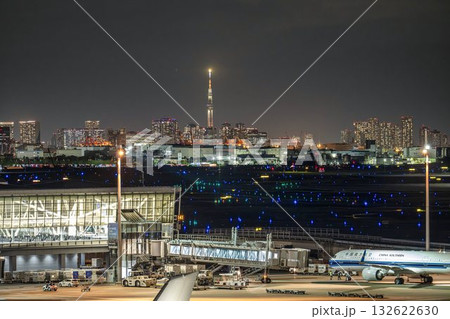 夜の羽田空港　駐機中の飛行機と東京スカイツリー　東京都大田区 132622630