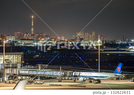 夜の羽田空港　駐機中の飛行機と東京スカイツリー　東京都大田区 132622631