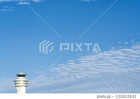 羽田空港の風景 青空と管制塔 東京都大田区 羽田空港の風景 青空と管制塔 東京都大田区 132622632