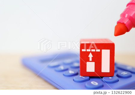 物価高や増税を示す上昇グラフと電卓のマネーイメージ。 132622900