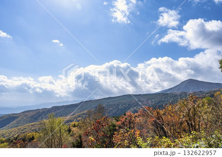 秋の磐梯吾妻スカイライン　吾妻小富士と紅葉　福島県福島市 132622957