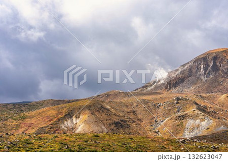 秋の磐梯吾妻スカイライン 大穴火口と紅葉 福島県福島市 秋の磐梯吾妻スカイライン 大穴火口と紅葉 福島県福島市 132623047