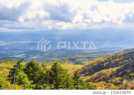 秋の磐梯吾妻スカイライン 不動沢橋からみた紅葉と山並み 福島県福島市 秋の磐梯吾妻スカイライン 不動沢橋からみた紅葉と山並み 福島県福島市 132623070