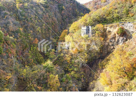 秋の磐梯吾妻スカイライン　不動沢橋からみた紅葉と山並み　福島県福島市 132623087