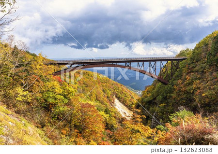秋の磐梯吾妻スカイライン　不動沢橋と紅葉　福島県福島市 132623088