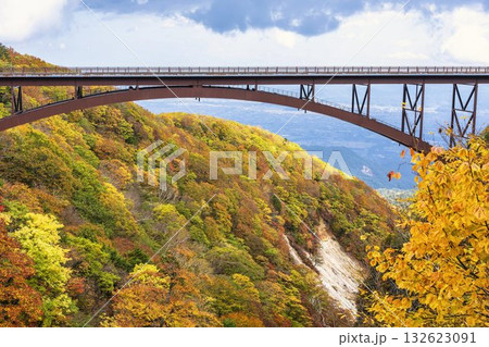 秋の磐梯吾妻スカイライン 不動沢橋と紅葉 福島県福島市 秋の磐梯吾妻スカイライン 不動沢橋と紅葉 福島県福島市 132623091