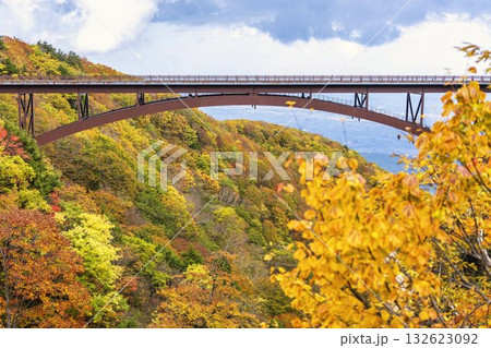 秋の磐梯吾妻スカイライン　不動沢橋と紅葉　福島県福島市 132623092