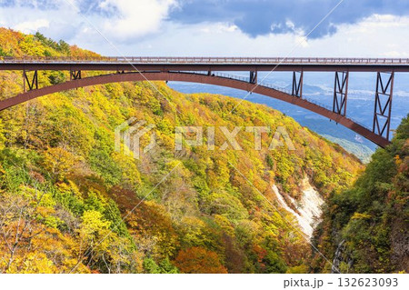 秋の磐梯吾妻スカイライン 不動沢橋と紅葉 福島県福島市 秋の磐梯吾妻スカイライン 不動沢橋と紅葉 福島県福島市 132623093