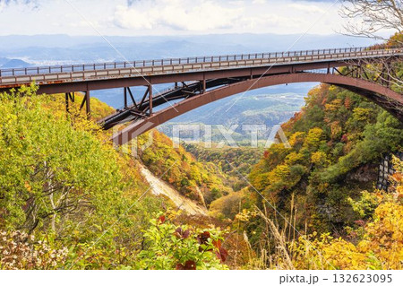 秋の磐梯吾妻スカイライン　不動沢橋と紅葉　福島県福島市 132623095