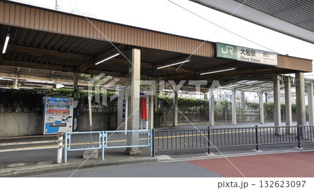 JR東海道線、横須賀線、根岸線の大船駅西口 JR東海道線、横須賀線、根岸線の大船駅西口 132623097