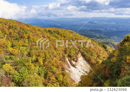 秋の磐梯吾妻スカイライン 不動沢橋からみた紅葉と山並み 福島県福島市 秋の磐梯吾妻スカイライン 不動沢橋からみた紅葉と山並み 福島県福島市 132623098