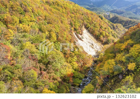 秋の磐梯吾妻スカイライン　不動沢橋からみた紅葉と山並み　福島県福島市 132623102