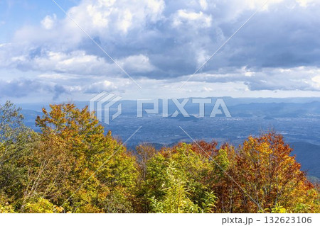 秋の磐梯吾妻スカイライン　紅葉　福島県福島市 132623106