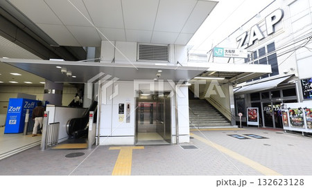 JR東海道線、横須賀線、根岸線の大船駅東口でエレベーターとエスカレーターが設置 132623128