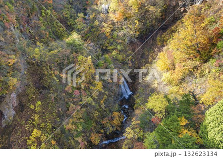 秋の磐梯吾妻スカイライン　不動沢橋からみた紅葉と山並み　福島県福島市 132623134