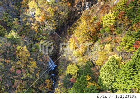 秋の磐梯吾妻スカイライン　不動沢橋からみた紅葉と山並み　福島県福島市 132623135