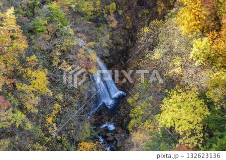 秋の磐梯吾妻スカイライン　不動沢橋からみた紅葉と山並み　福島県福島市 132623136