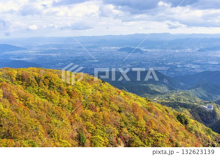 秋の磐梯吾妻スカイライン　不動沢橋からみた紅葉と山並み　福島県福島市 132623139