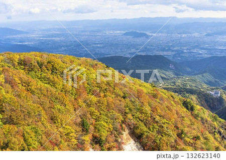 秋の磐梯吾妻スカイライン　不動沢橋からみた紅葉と山並み　福島県福島市 132623140