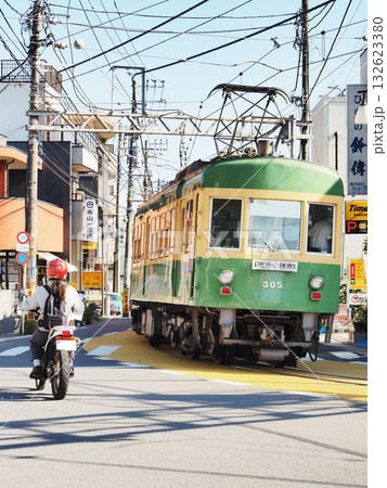 神奈川県 腰越の路面を走る江ノ電 10月 神奈川県 腰越の路面を走る江ノ電 10月 132623380