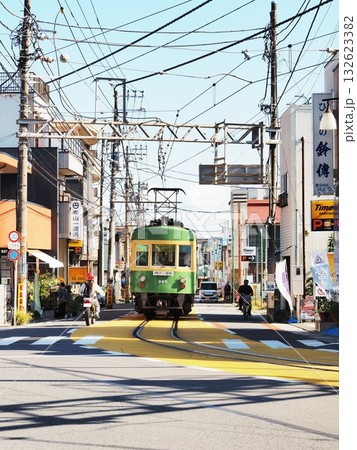 神奈川県 湘南の街中を走る江ノ電 10月 神奈川県 湘南の街中を走る江ノ電 10月 132623382