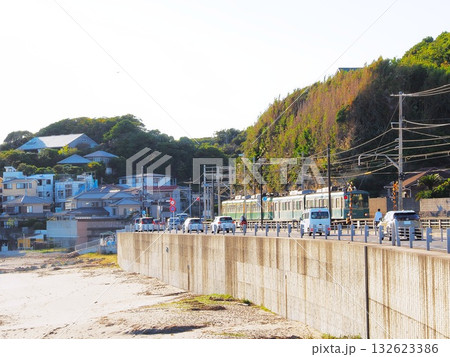 神奈川県　海岸線を走る、江ノ電　10月 132623386