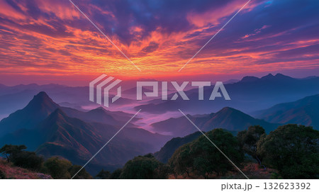 山間に広がる夜明けの雲海（燃える空と静寂の大地） 132623392