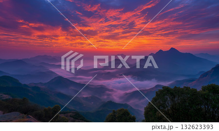 山間に広がる夜明けの雲海（燃える空と静寂の大地） 132623393