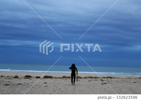 御宿海岸のサーファー（千葉県夷隅郡御宿町須賀） 132623506