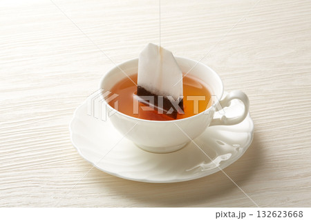白い背景に暖かい紅茶のイメージ 132623668