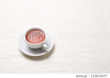 白い背景に暖かい紅茶のイメージ 132623677