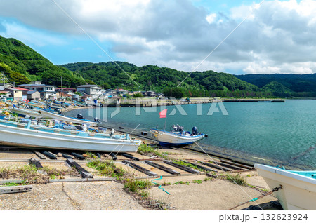 【秋田県戸賀港】自然に囲まれた静かな漁村の風景 132623924