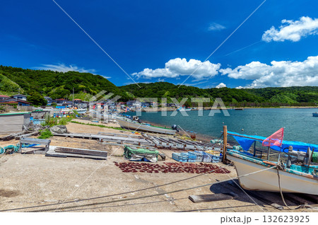 【秋田県戸賀港】自然に囲まれた静かな漁村の風景 132623925