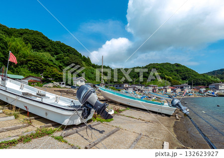 【秋田県戸賀港】自然に囲まれた静かな漁村の風景 【秋田県戸賀港】自然に囲まれた静かな漁村の風景 132623927