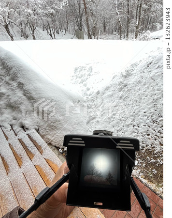 古い中判カメラで雪を撮る — 静寂の中のひととき 132623943