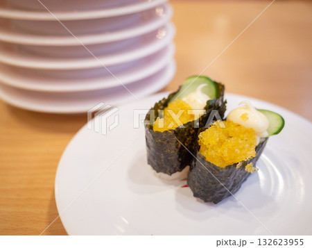 【日本】回転寿司屋のテーブル上に並ぶ軍艦巻きと食べ終わって積み上げられたたくさんの皿 【日本】回転寿司屋のテーブル上に並ぶ軍艦巻きと食べ終わって積み上げられたたくさんの皿 132623955