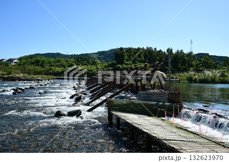 晩秋のアユやな 132623970