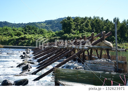 晩秋のアユやな 132623971