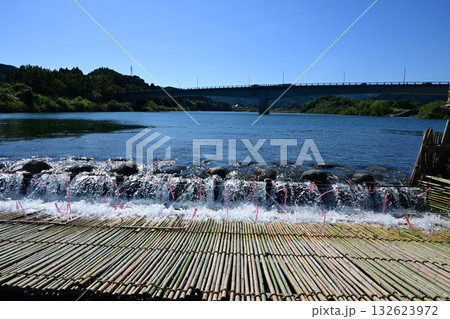 晩秋のアユやな 132623972