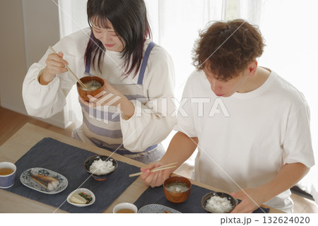 幸せそうに食事をする若いカップル 幸せそうに食事をする若いカップル 132624020