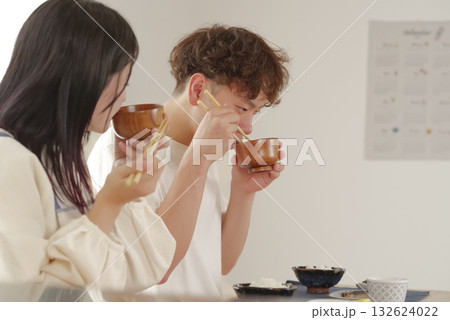幸せそうに食事をする若いカップル 132624022