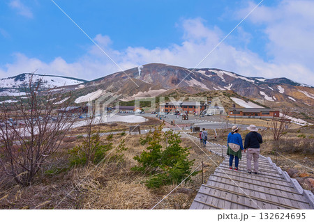 福島県福島市の吾妻小富士の階段からの北西側の眺望(浄土平レストハウス,駐車場,蓬莱山,一切経山,残雪 132624695