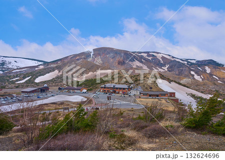 福島県福島市の吾妻小富士の階段からの北西側の眺望(浄土平,レストハウス,駐車場,蓬莱山,一切経山) 132624696