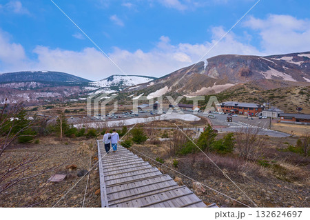 福島県福島市の吾妻小富士の階段から西側の眺望(浄土平,駐車場,蓬莱山,東吾妻山,残雪など) 132624697